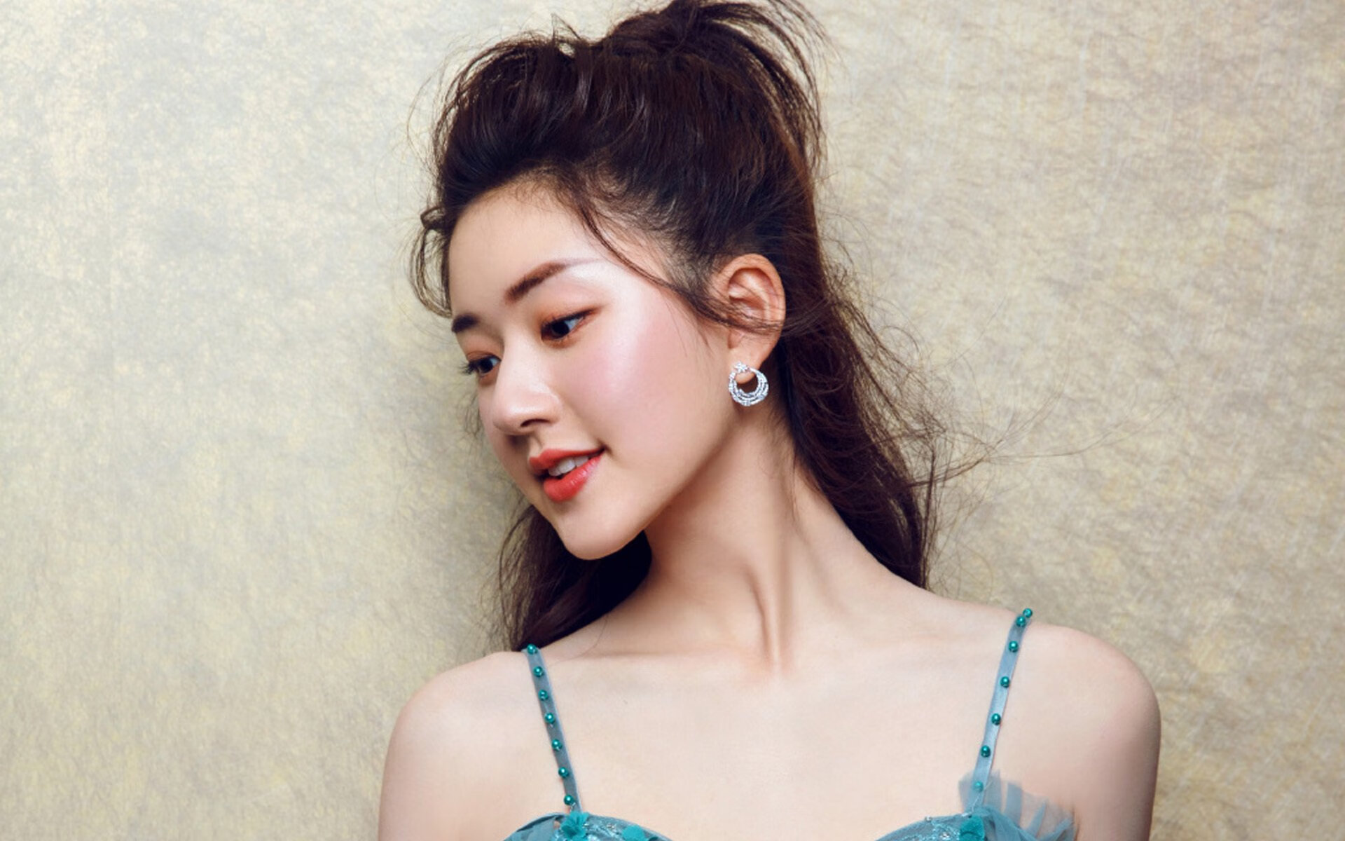 “高新体育中心：沙滩排球选手挑战极限，激烈角逐”